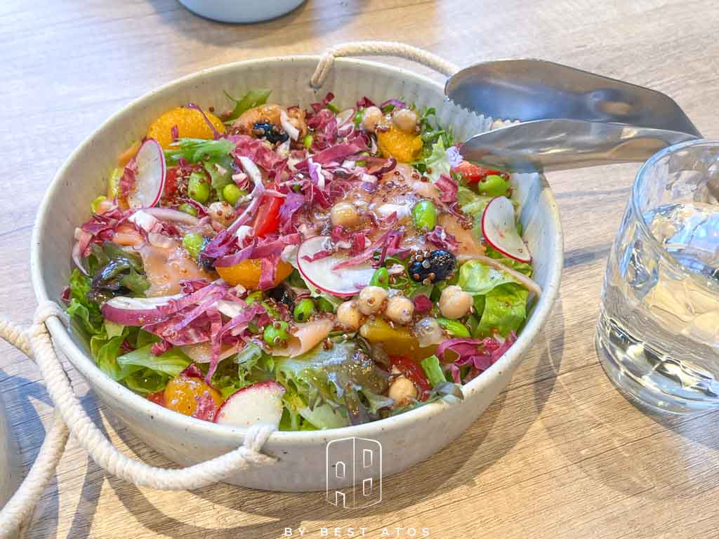 TOK盡興食光－新店裕隆城侘寂風格亞洲融合菜系－百香油醋燻鮭魚沙拉盆