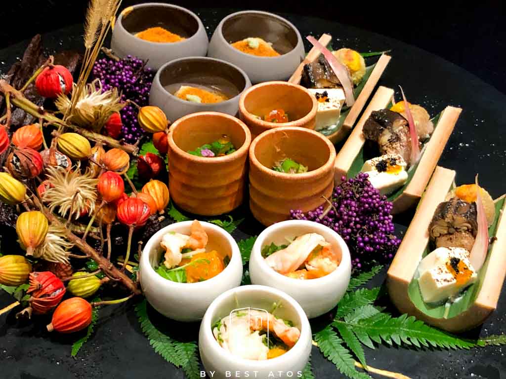 八寸～清風習習重淒涼：山里旬菜盛合：秋葵花鰹漬、燒海老沙拉、豆腐味噌漬、子持香魚甘露、芋頭薑黃燒、甜醋茗荷、唐墨勾玉豆腐