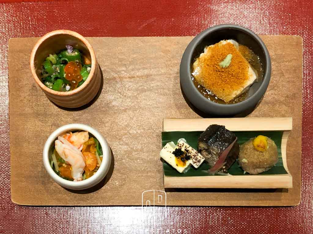 八寸～清風習習重淒涼：山里旬菜盛合：秋葵花鰹漬、燒海老沙拉、豆腐味噌漬、子持香魚甘露、芋頭薑黃燒、甜醋茗荷、唐墨勾玉豆腐