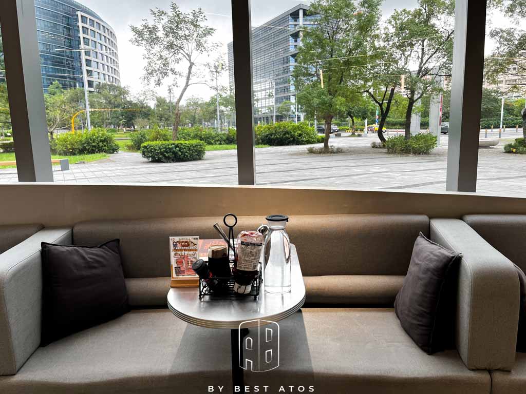 貳樓餐廳板橋府中店－宇宙未來風與美味早午餐完美融合：座位區