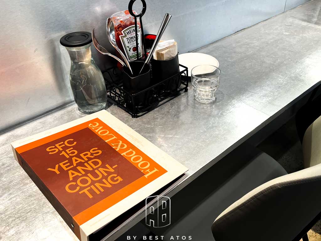 貳樓餐廳板橋府中店－宇宙未來風與美味早午餐完美融合：吧台座位區