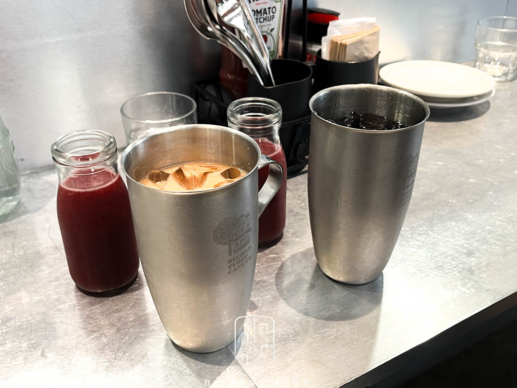 貳樓餐廳板橋府中店－宇宙未來風與美味早午餐完美融合：飲料（冰奶茶不加冰塊超讚）