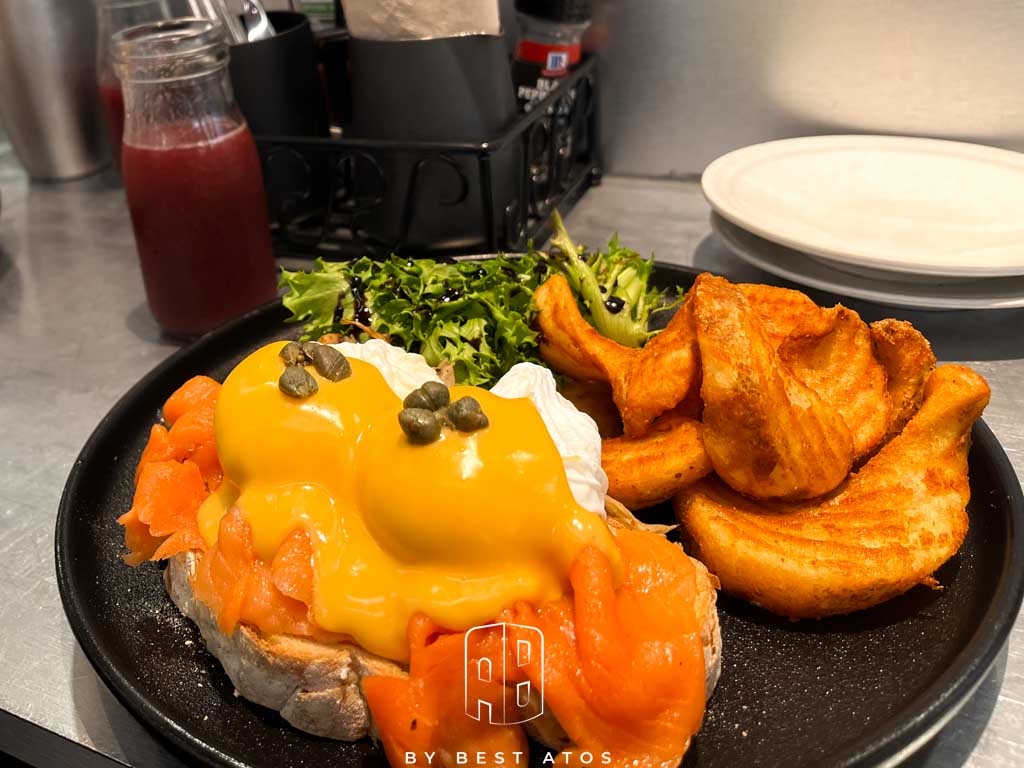 貳樓餐廳板橋府中店－宇宙未來風與美味早午餐完美融合：燻鮭魚奶油炒菇班尼蛋