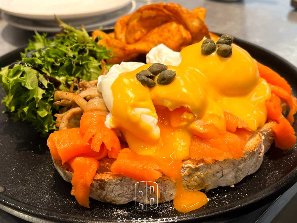 貳樓餐廳板橋府中店－宇宙未來風與美味早午餐完美融合：燻鮭魚奶油炒菇班尼蛋