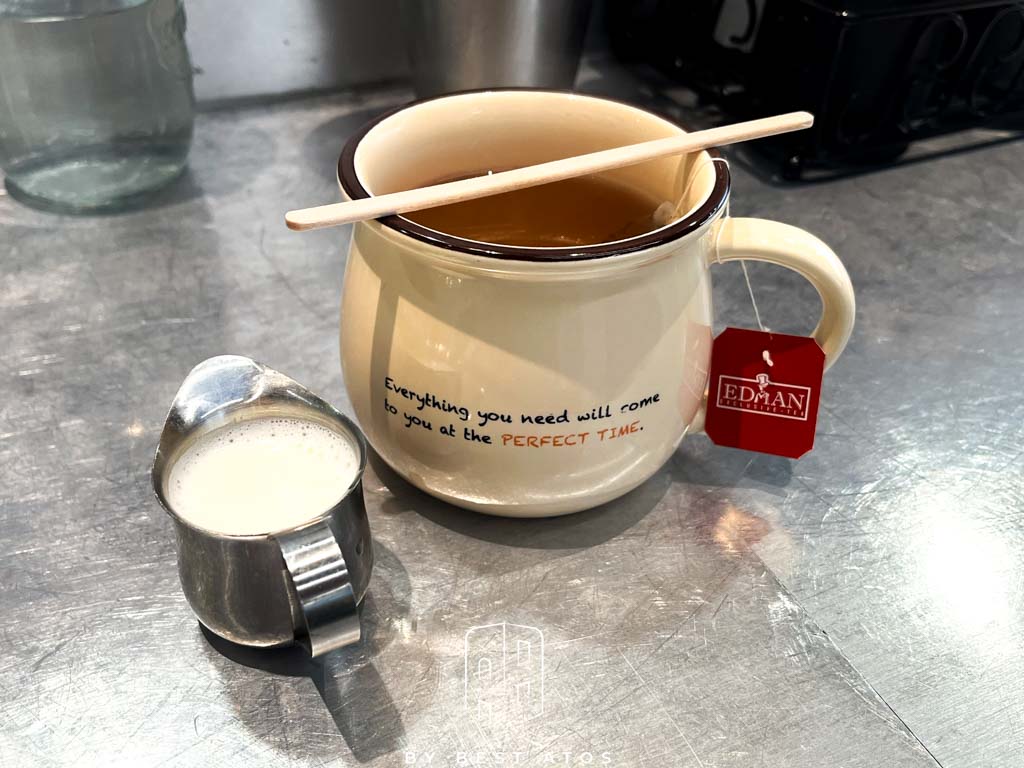 貳樓餐廳板橋府中店－宇宙未來風與美味早午餐完美融合：熱奶茶（不推薦）