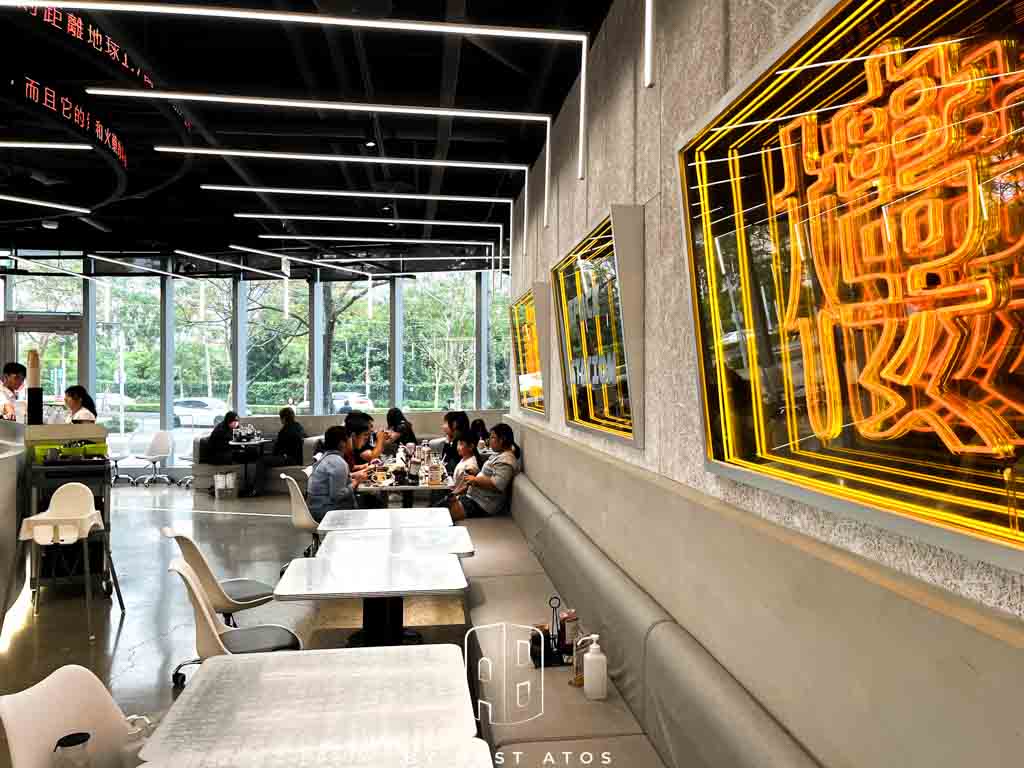 貳樓餐廳板橋府中店－宇宙未來風與美味早午餐完美融合：座位區