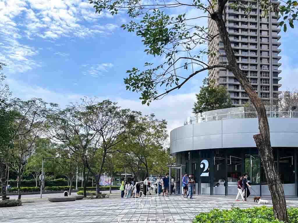 貳樓餐廳板橋府中店－宇宙未來風與美味早午餐完美融合：戶外綠化帶