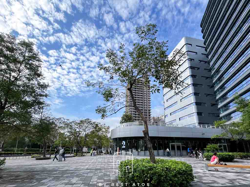 貳樓餐廳板橋府中店－宇宙未來風與美味早午餐完美融合：戶外綠化帶