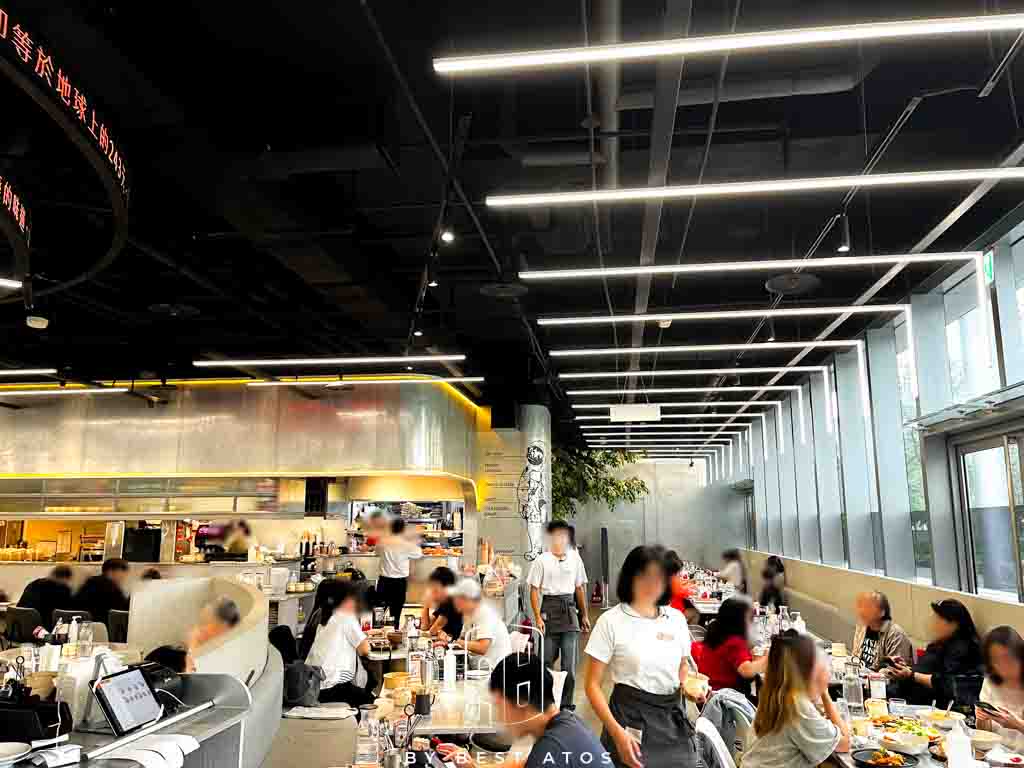貳樓餐廳板橋府中店－宇宙未來風與美味早午餐完美融合：內裝