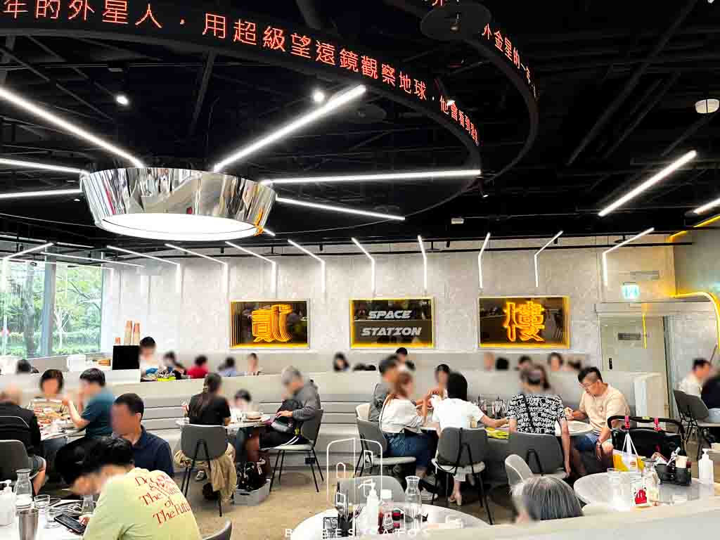貳樓餐廳板橋府中店－宇宙未來風與美味早午餐完美融合：內裝