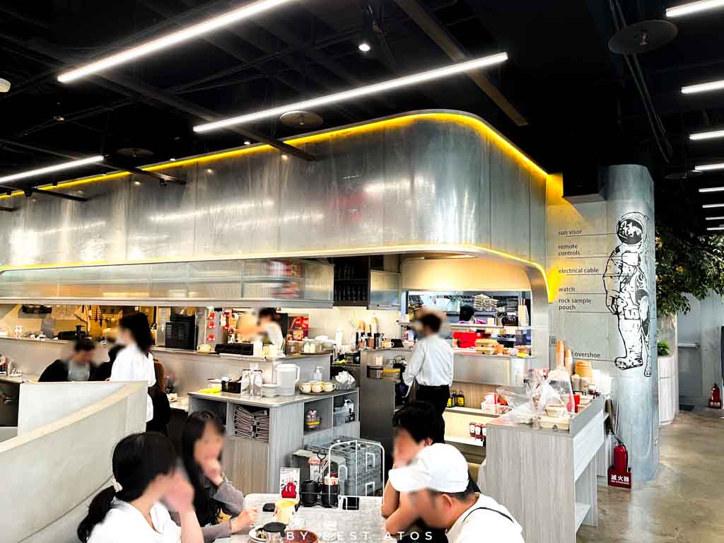貳樓餐廳板橋府中店－宇宙未來風與美味早午餐完美融合：內裝
