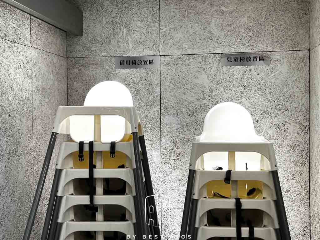 貳樓餐廳板橋府中店－宇宙未來風與美味早午餐完美融合：兒童座椅
